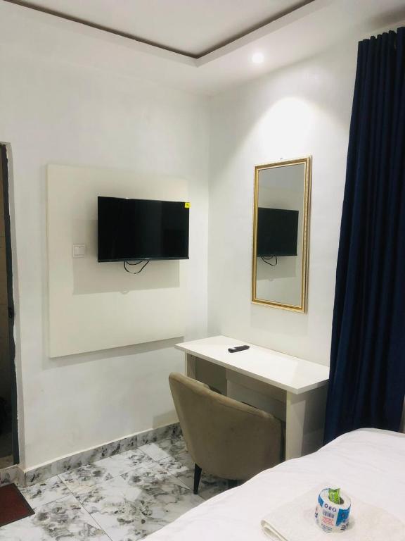 TV a/nebo společenská místnost v ubytování LAQUINTA Hotel by Juicebox