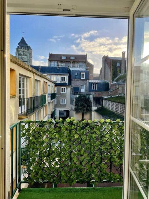 une fenêtre avec vue sur la ville dans l'établissement appartement, résidence centre ville, Le Tréport, au Tréport