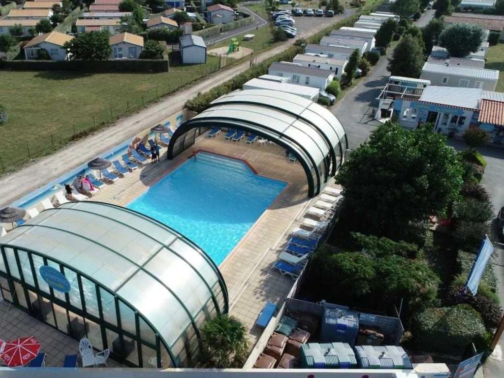 - une vue sur la grande piscine avec des dômes dans l'établissement Camping 4 étoiles - Piscine - eeebgi, à La Faute-sur-Mer