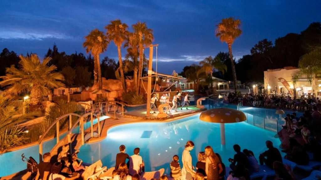 ZEcamping 4 étoiles animé 500m plage parc aquatique locatif TV clim