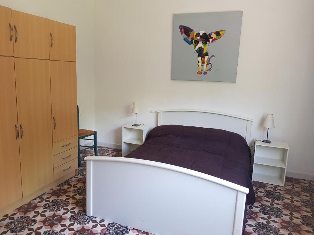 - une chambre avec un lit blanc et 2 tables de chevet dans l'établissement La Riviere, à Avène