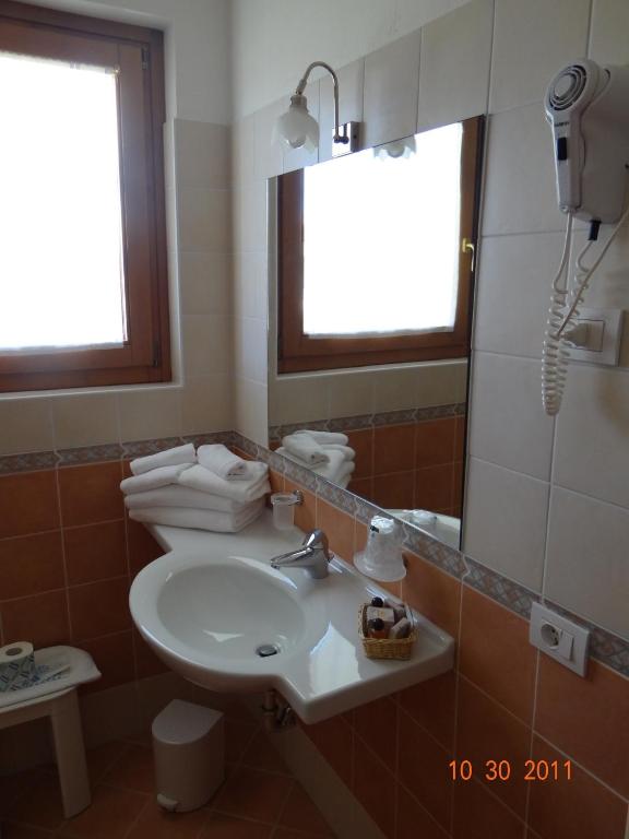 Koupelna v ubytování Hotel Mondeval