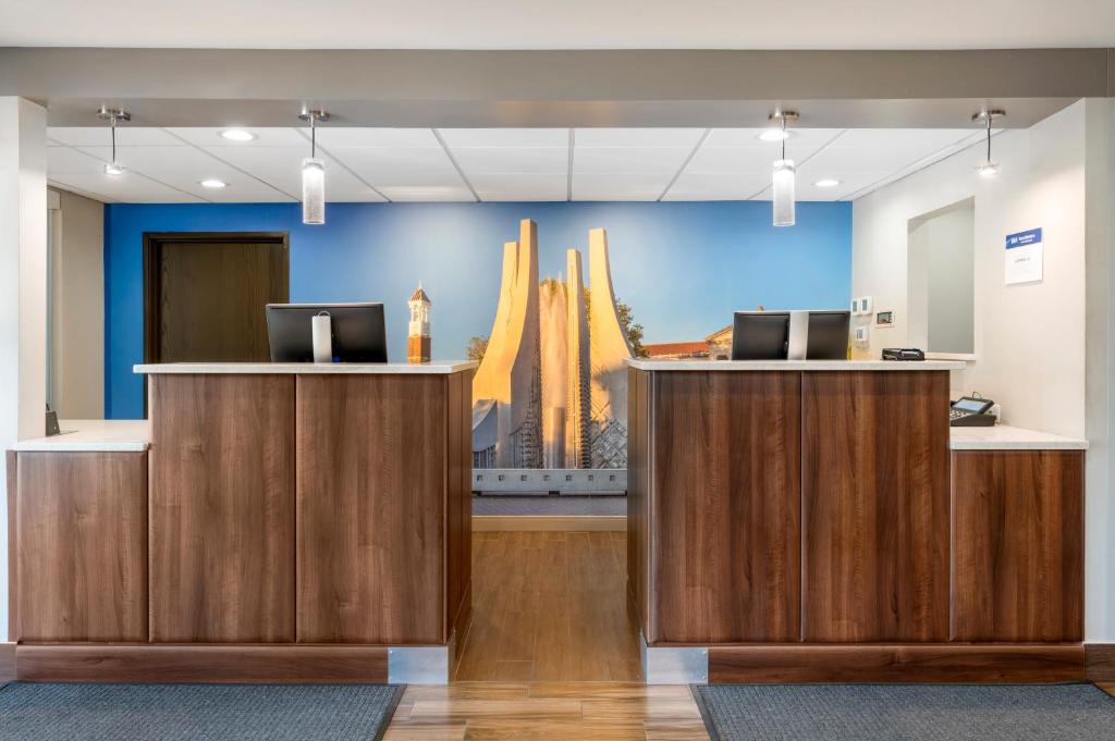 Best Western Plus Lafayette Hotel University Area photo