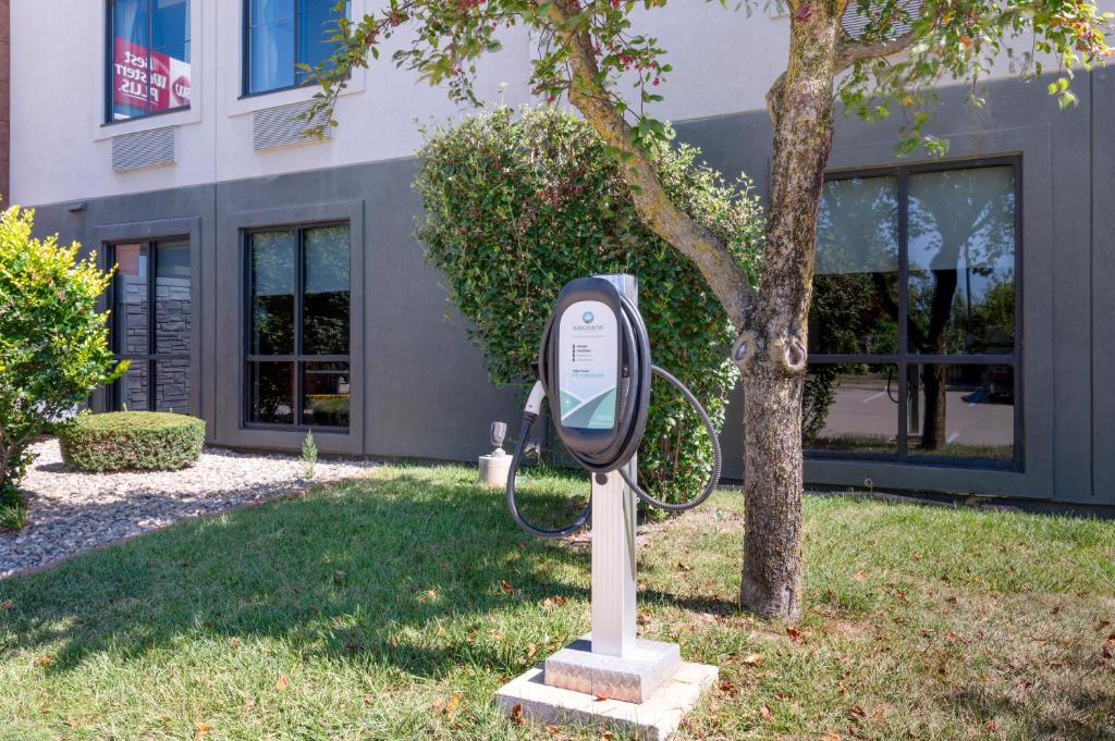 Best Western Plus Lafayette Hotel University Area photo