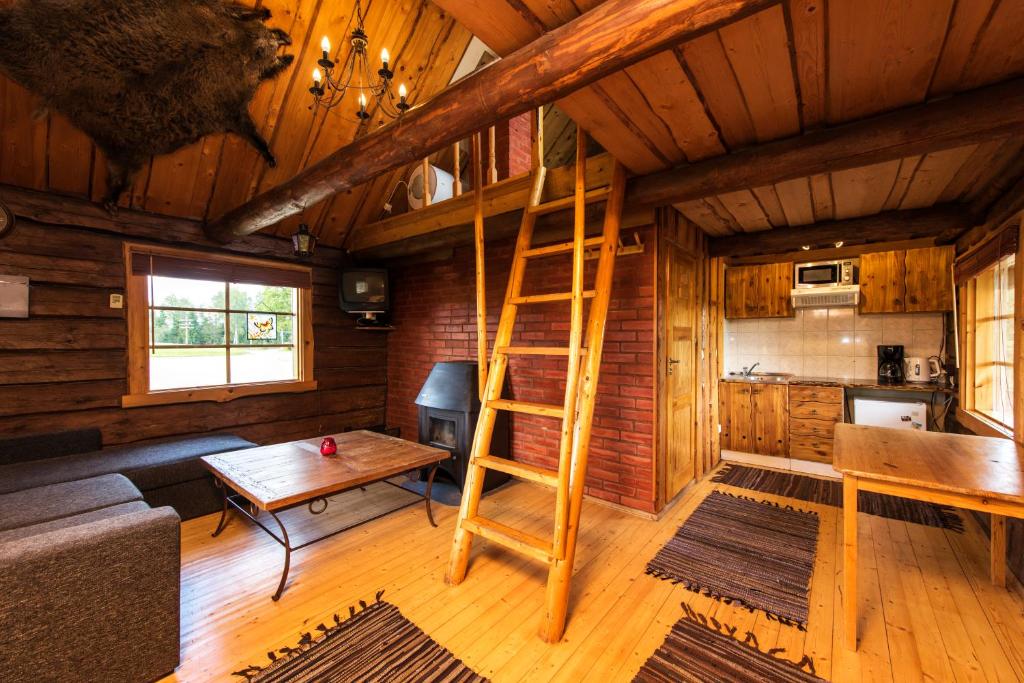 una sala de estar con una escalera en una cabaña de madera en Sokka Holiday Center & Glamping, en Otepää