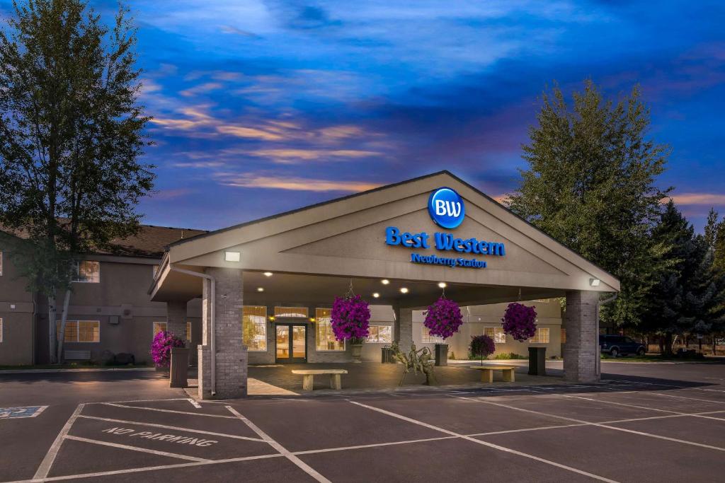 a building with a best western sign in a parking lot at Best Western Newberry Station in La Pine