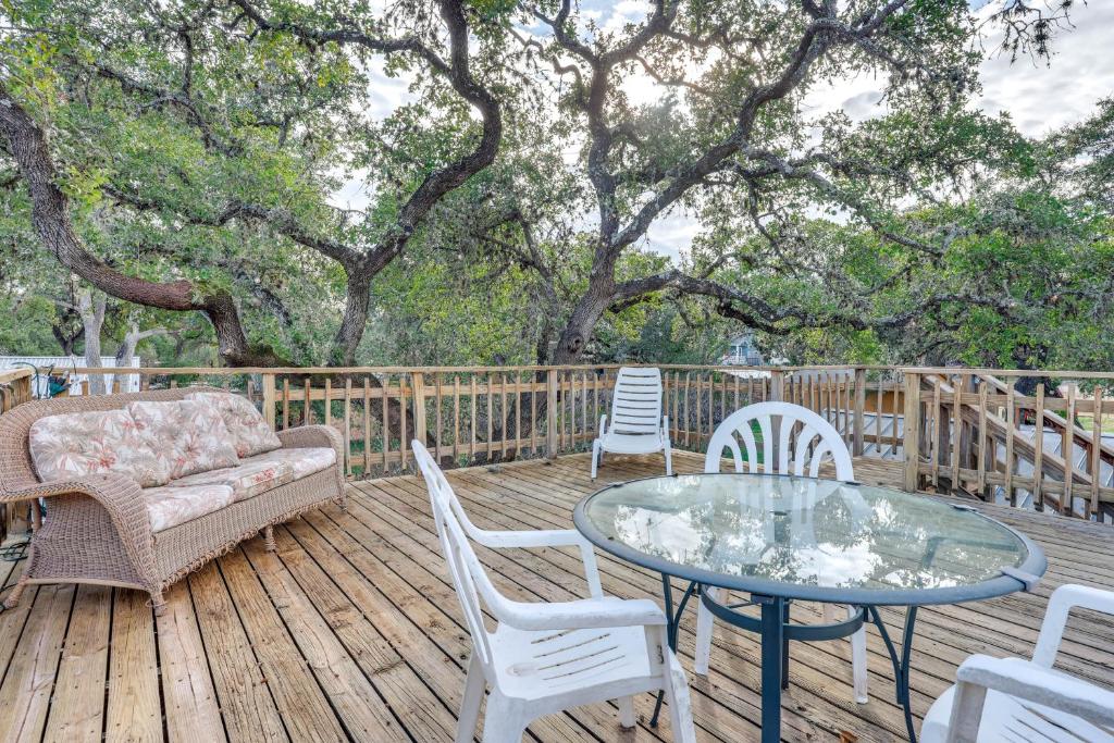 un patio con sofá y sillas en una terraza de madera en Cozy Couples Cottage with View Near Canyon Lake!, en Canyon Lake