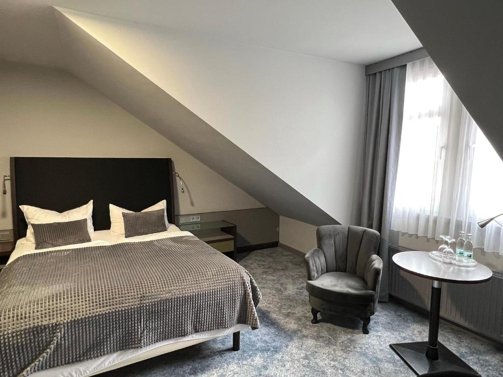 Postel nebo postele na pokoji v ubytování Hotel Zur Kaiserpfalz