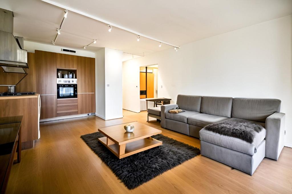 un salon avec un canapé et une table basse dans l'établissement Strasbourg bel appartement gare, à Strasbourg