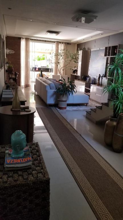 Χώρος καθιστικού στο confortável suíte na zona Sul