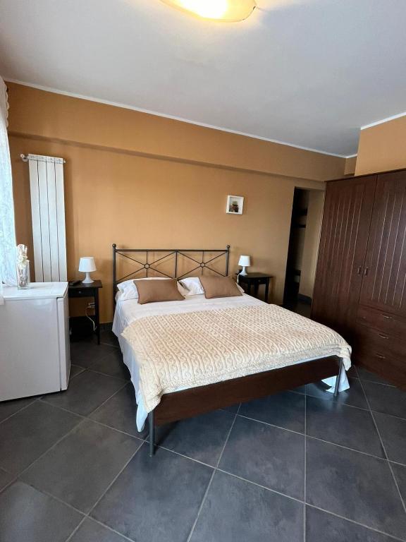 Łóżko lub łóżka w pokoju w obiekcie B&B Terrazza dell'Etna