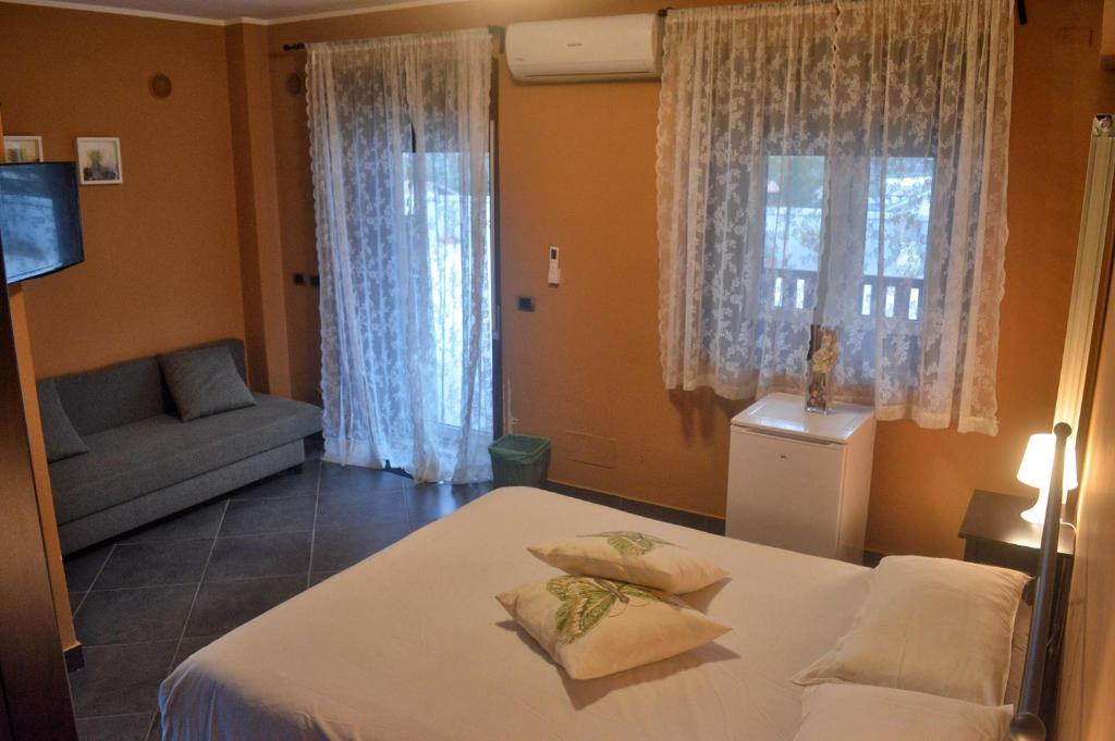 Łóżko lub łóżka w pokoju w obiekcie B&B Terrazza dell'Etna