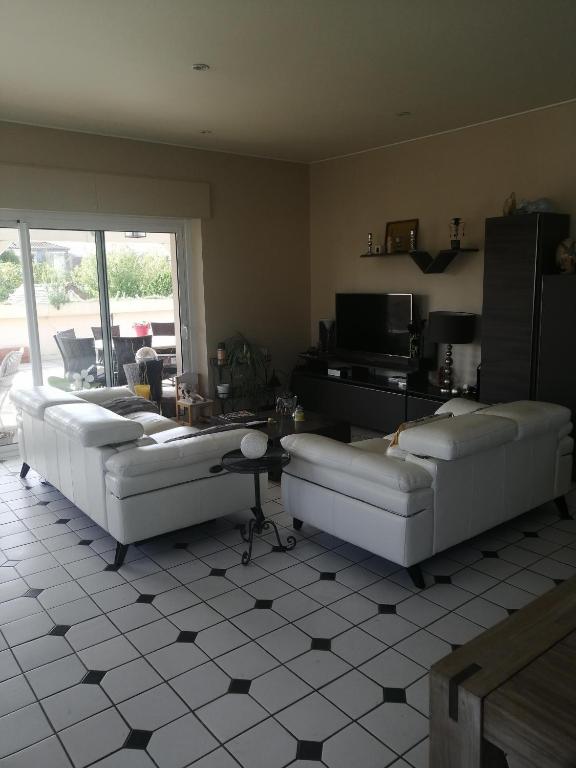 - un salon avec deux canapés blancs et une table dans l'établissement Appartement dans village médiéval, à Sauveterre