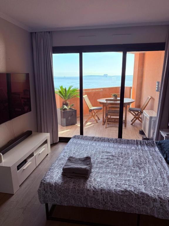 une chambre avec un lit et une vue sur l'océan dans l'établissement Magnifique vue mer, à Cannes