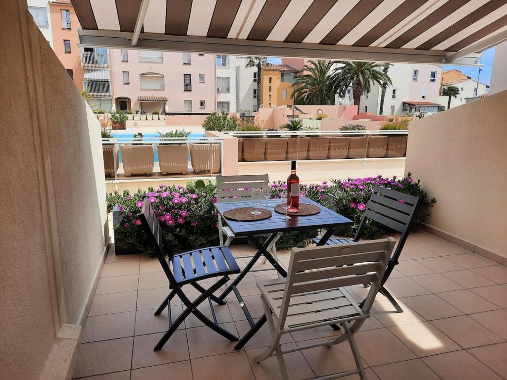 Photo de la galerie de l'établissement Au cœur du cap studio-terasse-piscine-mer, au Cap d'Agde