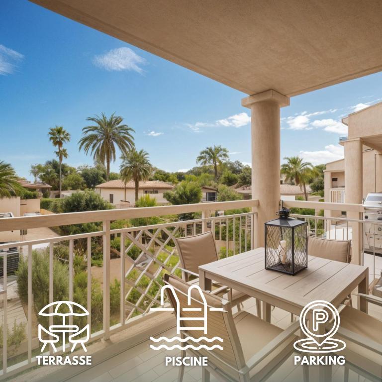 un balcon avec une table, des chaises et des palmiers dans l'établissement FRGK 