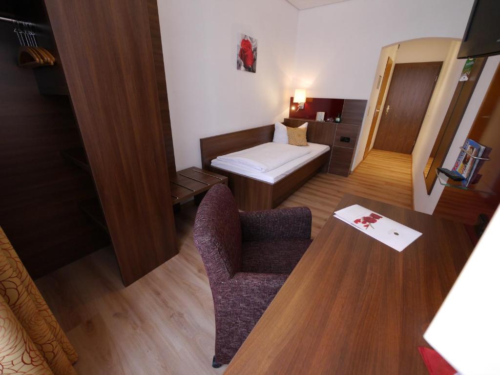 Postel nebo postele na pokoji v ubytování Romantica Hotel Blauer Hecht