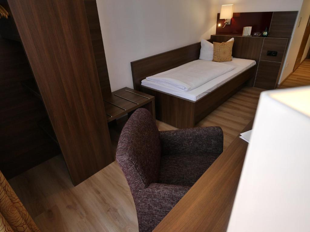 Postel nebo postele na pokoji v ubytování Romantica Hotel Blauer Hecht