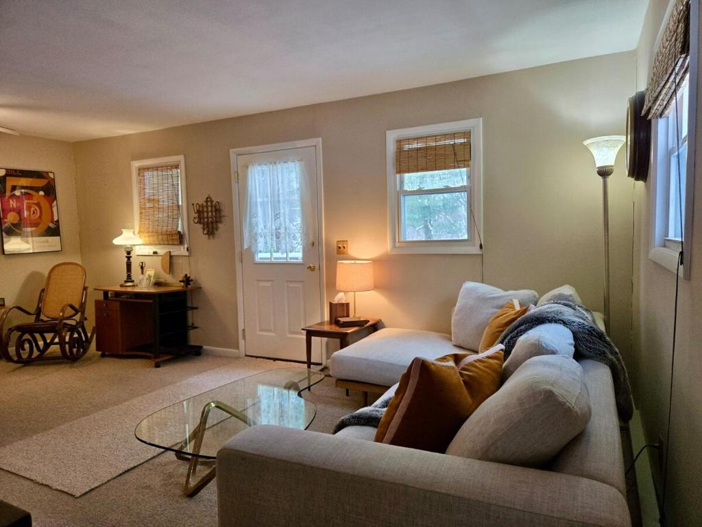 Istumisnurk majutusasutuses Charming, Pet-friendly Lake front Retreat WiFi