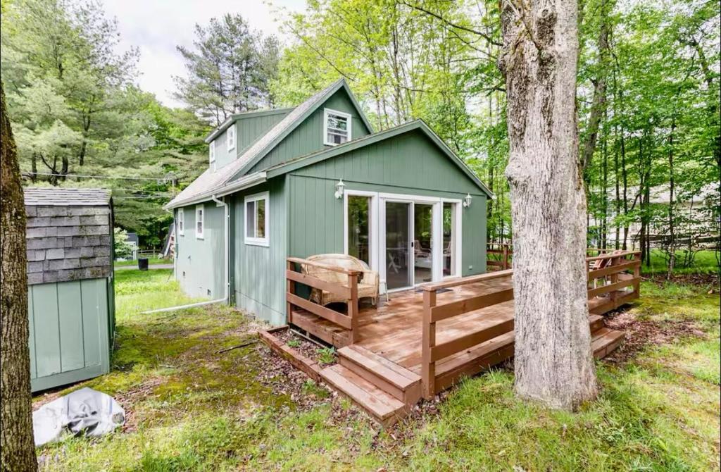 Aed väljaspool majutusasutust Charming, Pet-friendly Lake front Retreat WiFi