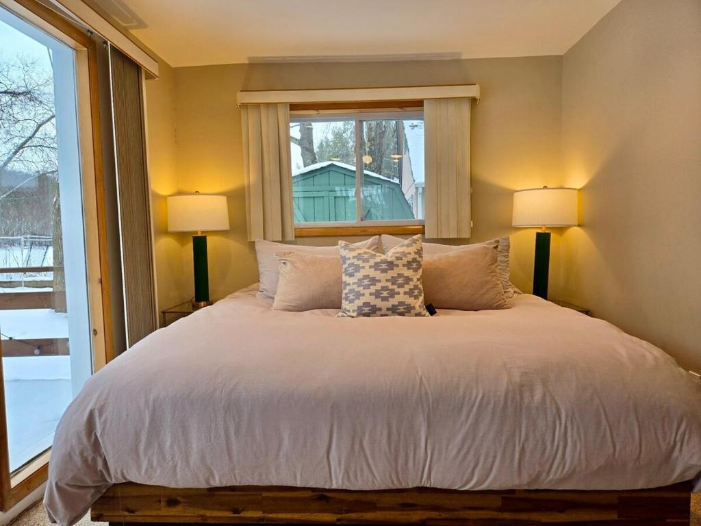 Voodi või voodid majutusasutuse Charming, Pet-friendly Lake front Retreat WiFi toas