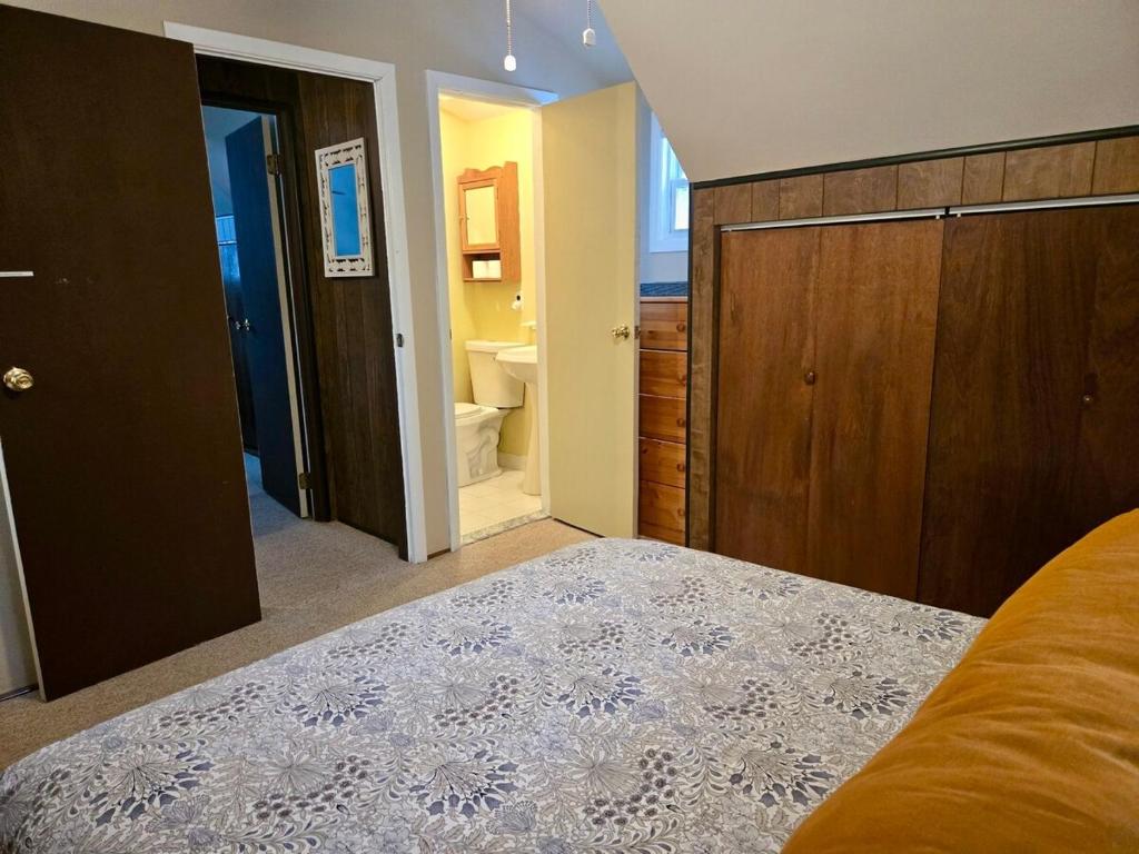 Voodi või voodid majutusasutuse Charming, Pet-friendly Lake front Retreat WiFi toas
