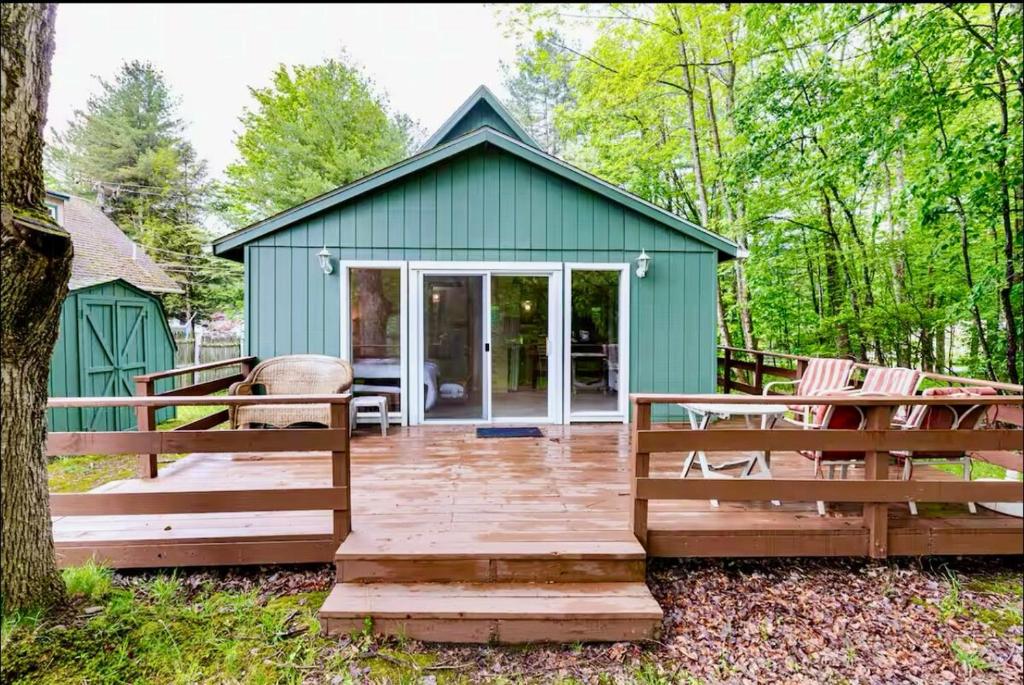 Aed väljaspool majutusasutust Charming, Pet-friendly Lake front Retreat WiFi