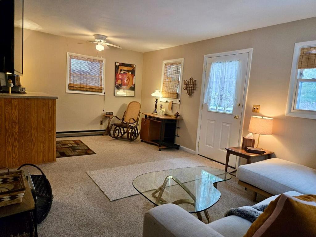 Istumisnurk majutusasutuses Charming, Pet-friendly Lake front Retreat WiFi