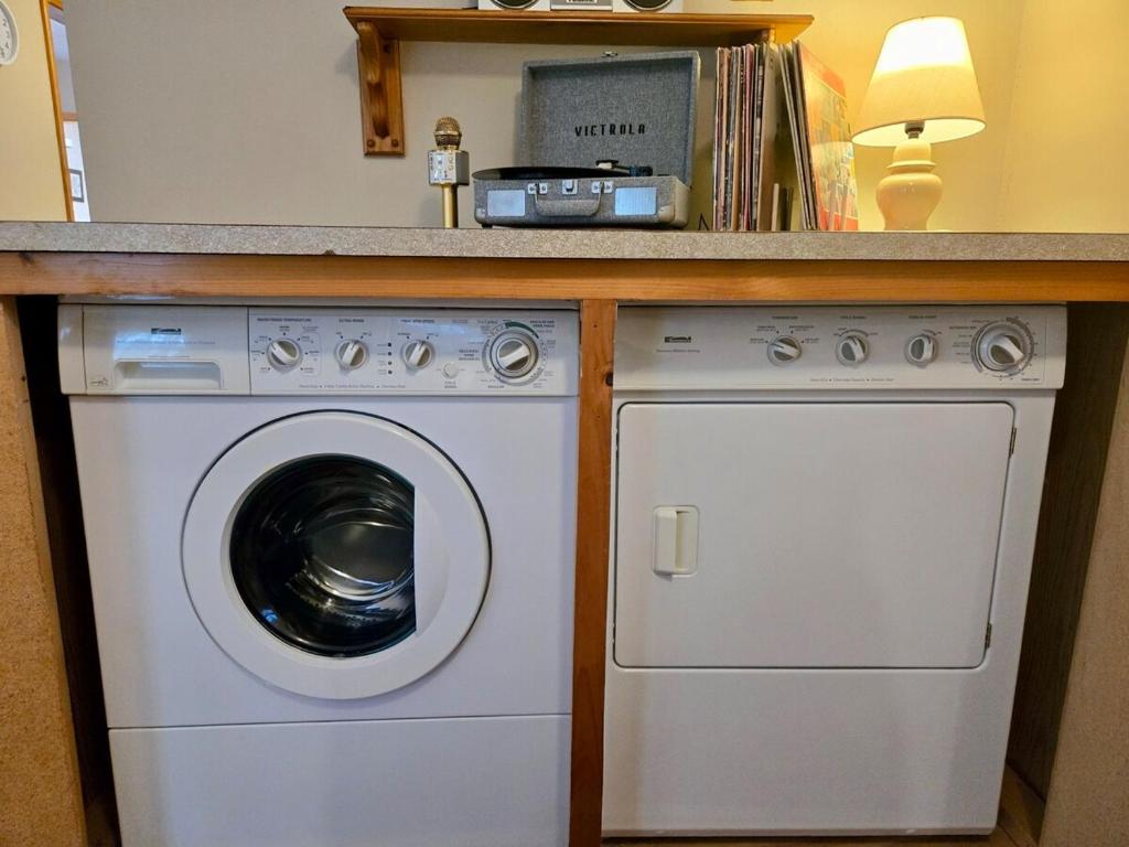 Foto sihtkohas Ferndale asuva majutusasutuse Charming, Pet-friendly Lake front Retreat WiFi galeriist