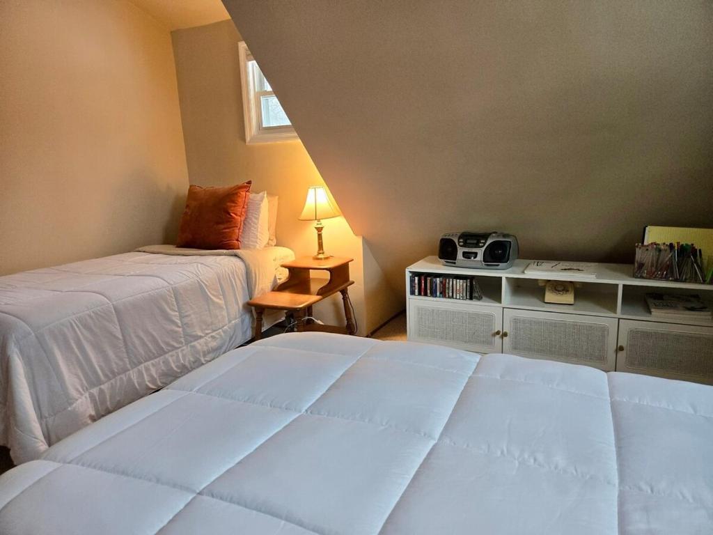 Voodi või voodid majutusasutuse Charming, Pet-friendly Lake front Retreat WiFi toas