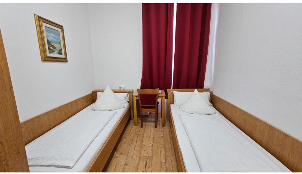 Hotel Restaurant Schwert - Small Twin Room