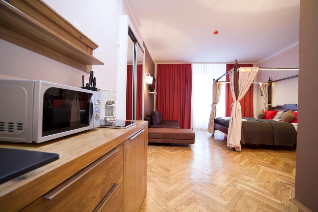 Televízia a/alebo spoločenská miestnosť v ubytovaní Residence B&B La Fontaine Aparthotel