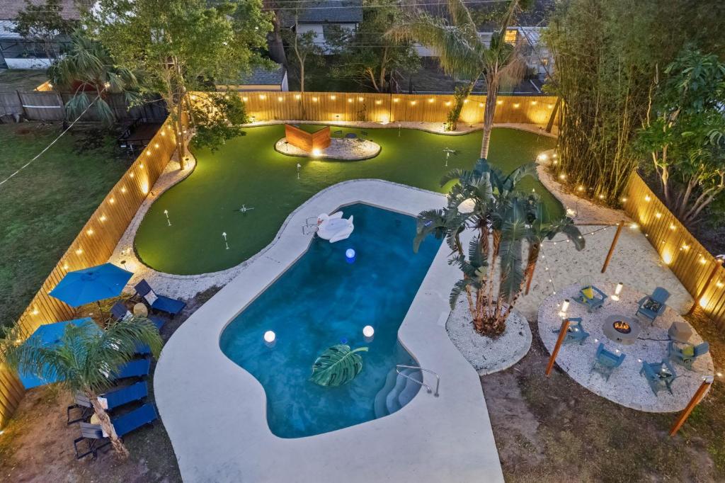 Una vista aérea de una piscina en un patio trasero. en Luxury Getaway - Sleeps 12 Pool HTD Beach Closeby, en Seminole