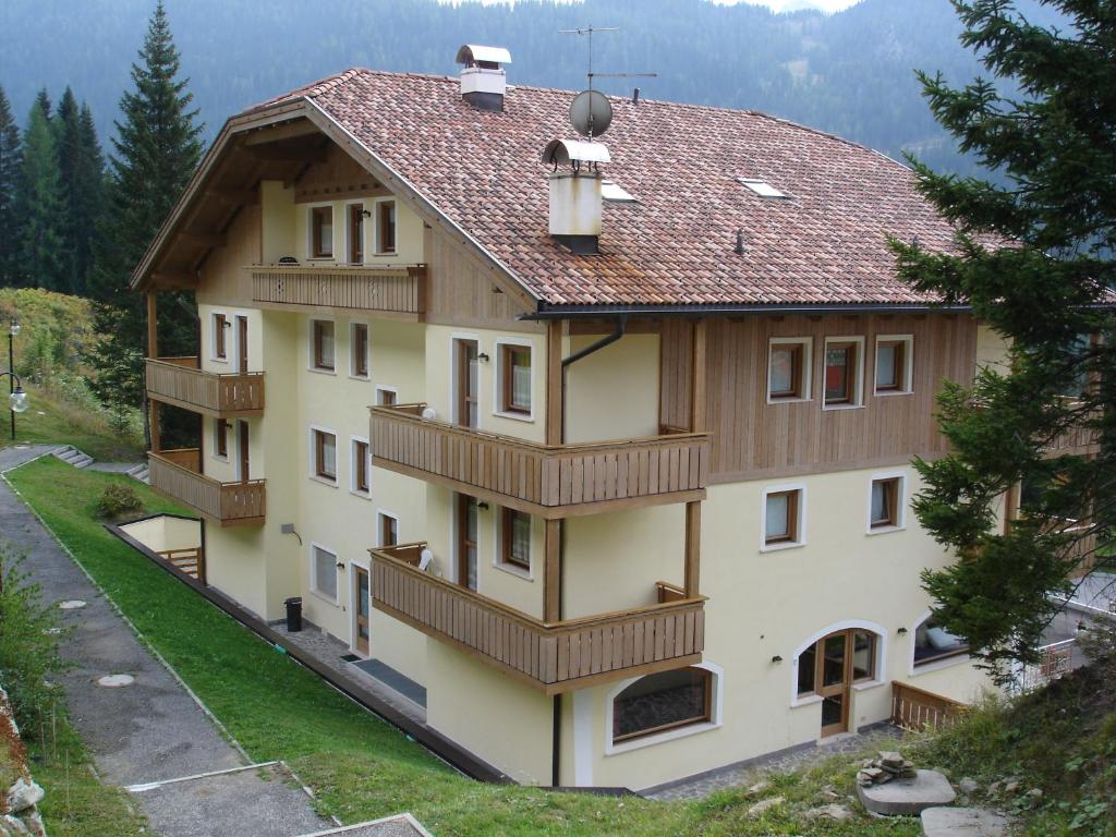 ein Gebäude mit Balkon auf der Seite in der Unterkunft Hotel Mondeval in Selva di Cadore
