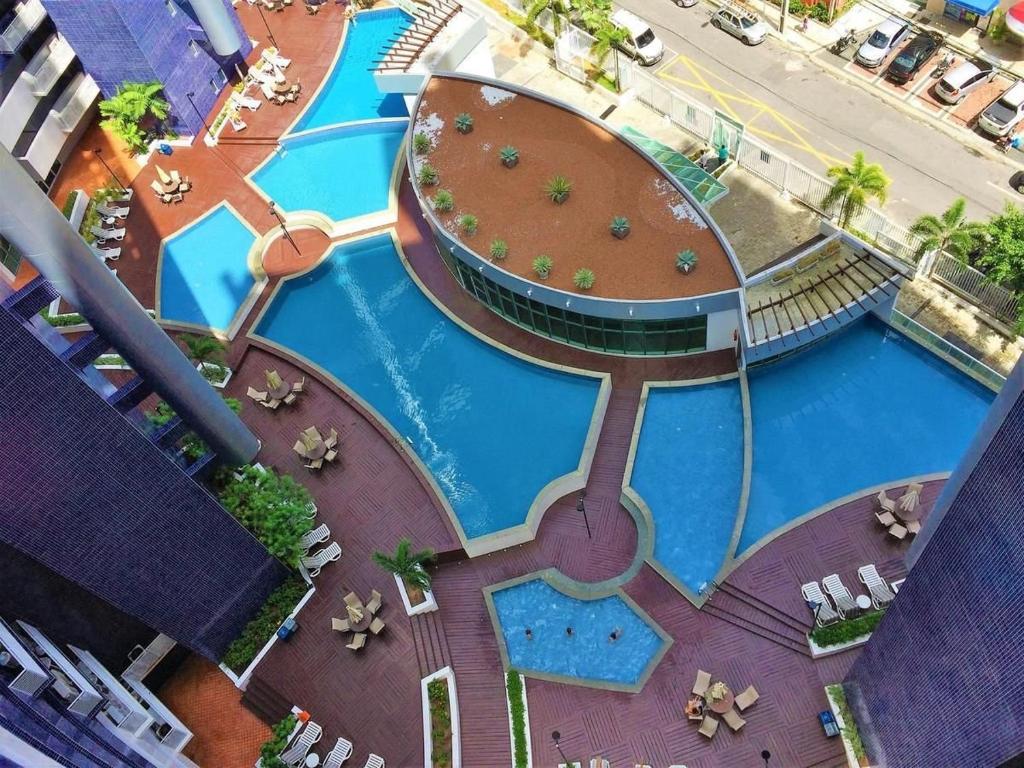 an overhead view of a pool at a resort at Beach Class Queridinho Apto 2Qtos 50m Praia in Fortaleza
