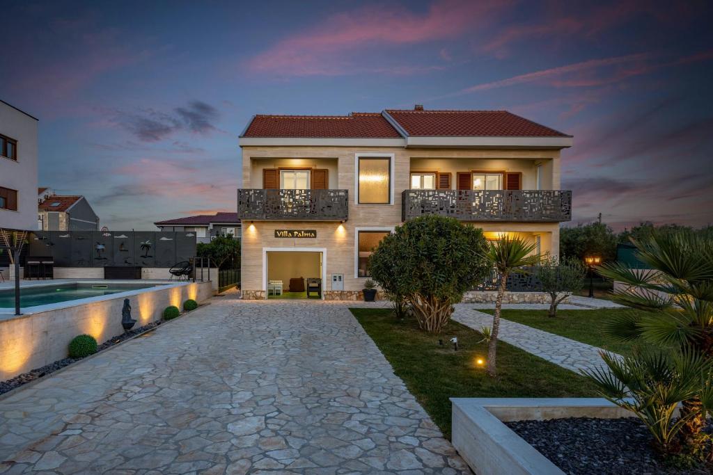 eine Villa mit Swimmingpool bei Nacht in der Unterkunft Villa Palma in Zaton