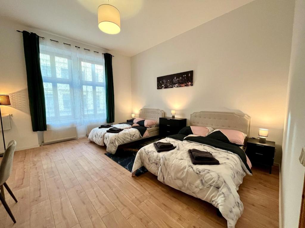 莱比锡Zu Fuß ins Zentrum, nahe Arena的有两张床和一扇窗户的卧室