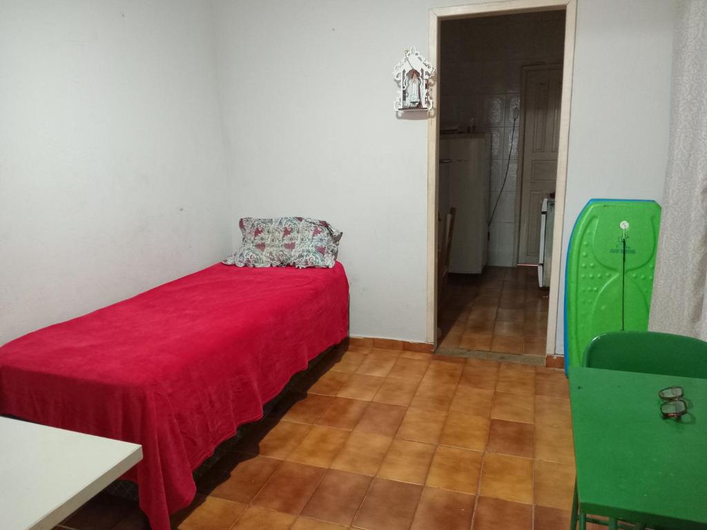 Un pat sau paturi într-o cameră la Kitinet com amor