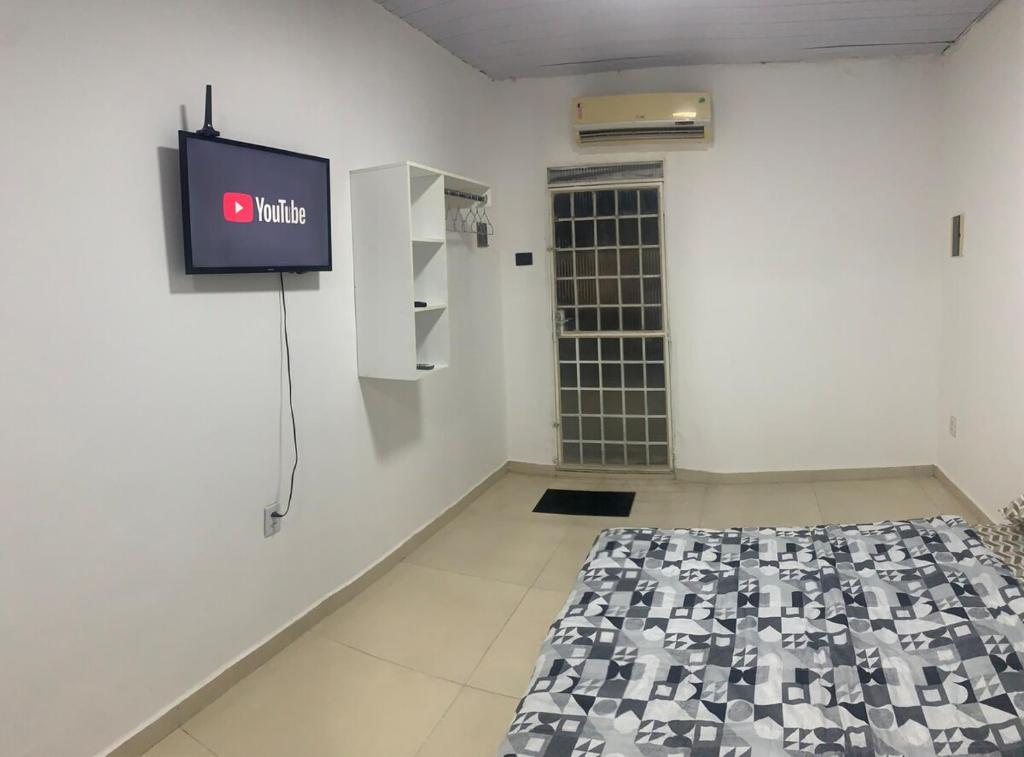 Ένα ή περισσότερα κρεβάτια σε δωμάτιο στο Loft novo e centralizado