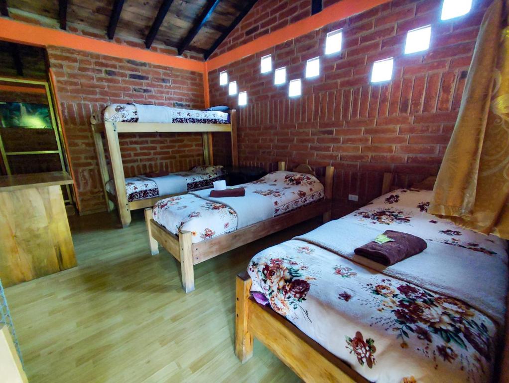 Postel nebo postele na pokoji v ubytování Hostal Cloud Forest