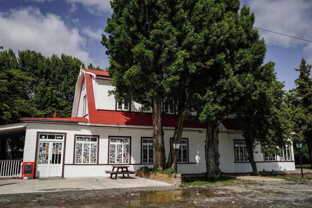 ein Gebäude mit einer Picknickbank davor in der Unterkunft Hotel Río Rubens in Casas Viejas