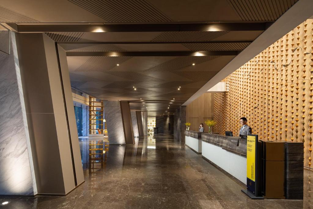 Vstupní hala nebo recepce v ubytování voco Shanghai Hongqiao Hub by IHG - 20 Mins drive to Shanghai Hongqiao Int'l Airport And NECC