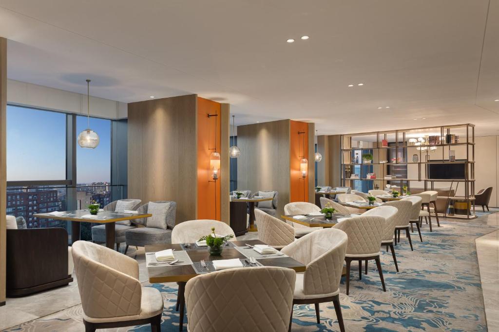 Posezení v ubytování voco Shanghai Hongqiao Hub by IHG - 20 Mins drive to Shanghai Hongqiao Int'l Airport And NECC