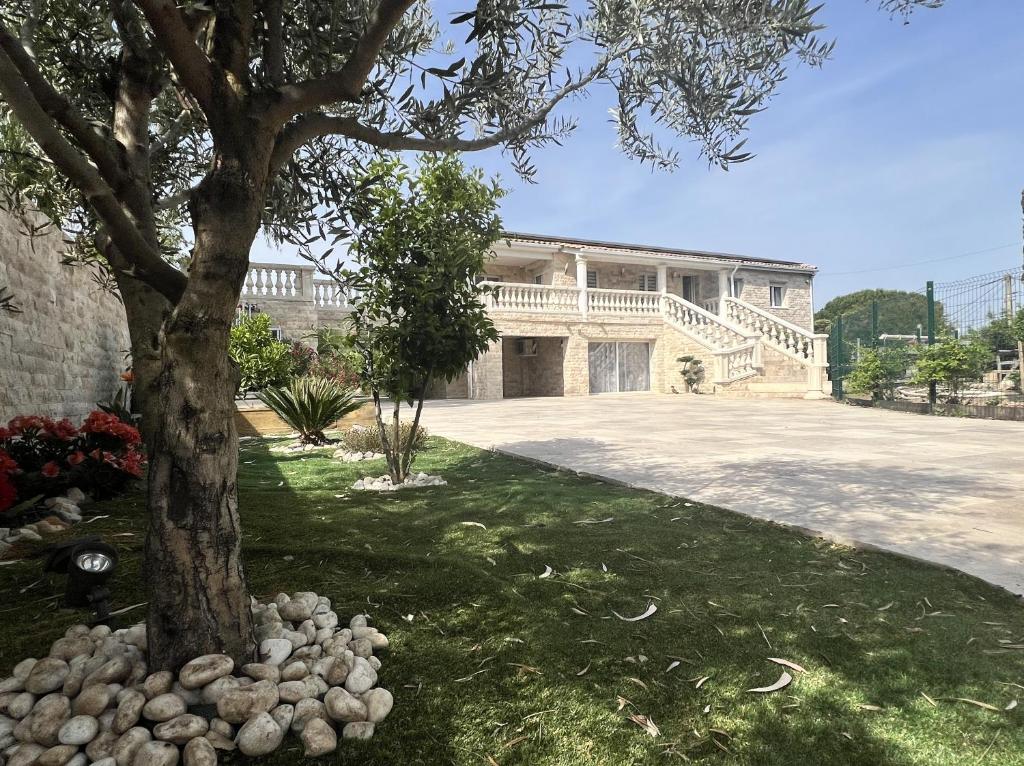 Bygningen som villaen ligger i