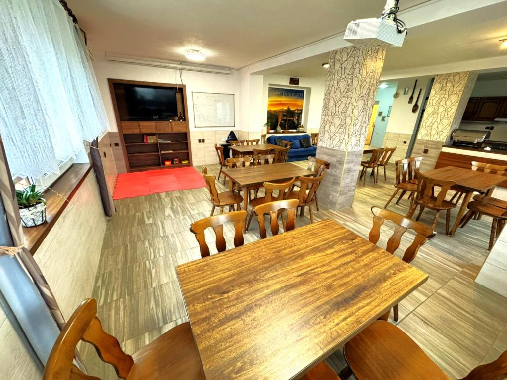 TV a/nebo společenská místnost v ubytování MAXOVO KRÁLOVSTVÍ