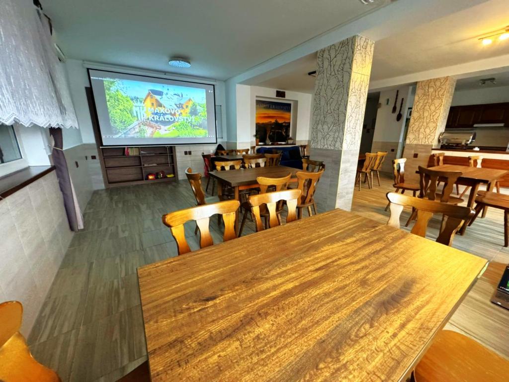 TV a/nebo společenská místnost v ubytování MAXOVO KRÁLOVSTVÍ