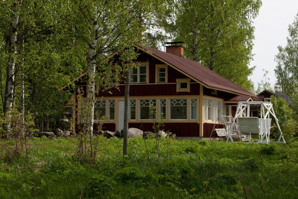KalmariにあるPiennarpää Cottageの畑中の家