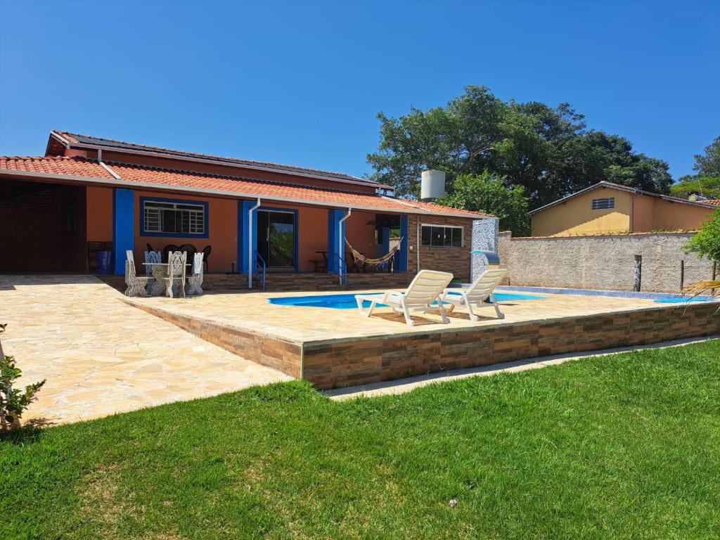 un patio con due sedie e una casa di Espaço Portal Azul a Casa Branca