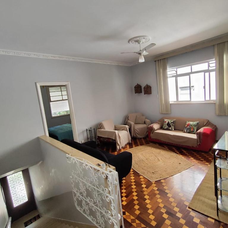 a living room with two couches and a couch at Casa de Praia Muito Aconchegante in Santos