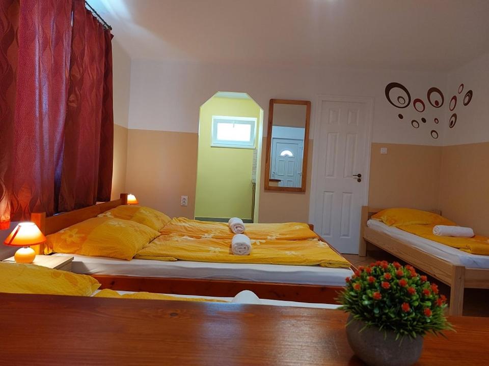 Posteľ alebo postele v izbe v ubytovaní Balassa Családi Apartman